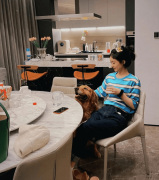 37岁赵丽颖和闺蜜豪宅穿蓝色条纹衫搭牛仔裤低调
